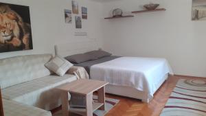 salon z łóżkiem i kanapą w obiekcie Opatija Centar w mieście Opatija