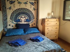 una camera da letto con un letto e due asciugamani di CaMatri nature&family a Piedimonte Etneo