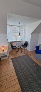 een woonkamer met een eettafel en stoelen bij Korsør Room in Korsør