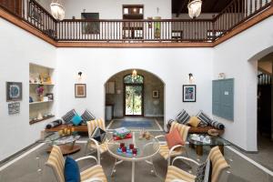 uma sala de estar com paredes brancas e um tecto de madeira em SaffronStays Thalassea, Alibaug - picturesque sea-facing villa with colonial decor em Alibag mais 34 fotografias
