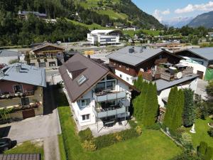 widok z góry na dom w wiosce w obiekcie Fourteen Zell am See S&P by All in One Apartments w mieście Zell am See