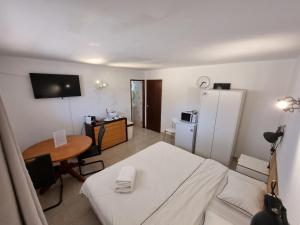 a room with a bed and a table and a desk at AAA APARTAMENTS T0 Piscina Marina in Albufeira