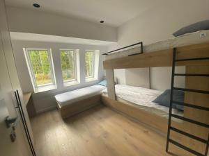 Двухъярусная кровать или двухъярусные кровати в номере Olympic Oasis