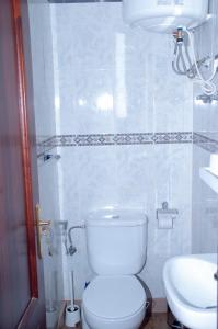 ein Badezimmer mit einem weißen WC und einem Waschbecken in der Unterkunft Casa Catuja in Los Realejos