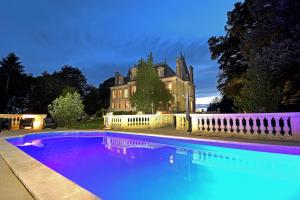 uma grande piscina em frente a uma casa em Chateau de Clinzeau em Saint-Léger-de-Fougeret