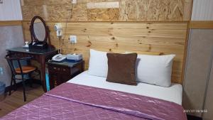 Postel nebo postele na pokoji v ubytování 鑽石大旅社