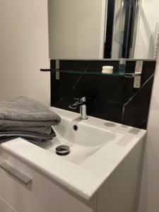 Ένα μπάνιο στο Appartement neuf et chaleureux dans Leers centre