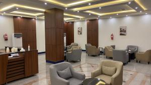 a waiting room with chairs and a dermatologistacistacistacist at الرؤية للشقق المخدومة - إقتصادي - Alruwyah For Serviced Apartments - Economy in Najran