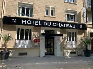 un hotel du chateau con un cartello su un edificio di Hotel Du Chateau a Caen