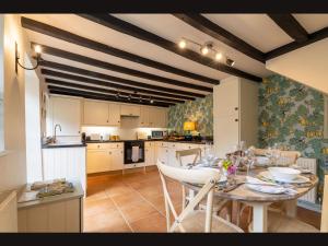 Gallery image of Wisteria Cottage , Pretty Cotswold Cottage close to Chipping Campden in Weston Subedge