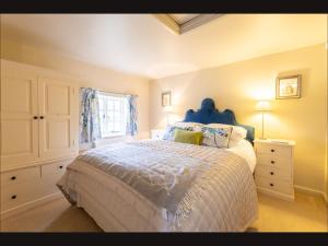 מיטה או מיטות בחדר ב-Wisteria Cottage , Pretty Cotswold Cottage close to Chipping Campden