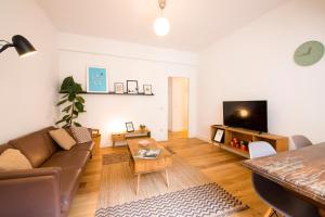 a living room with a couch and a tv at Playa Zurriola in San Sebastián