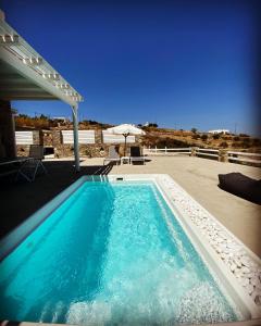 Bazén v ubytovaní PARIAN WHITE LUXURY APARTMENTS alebo v jeho blízkosti