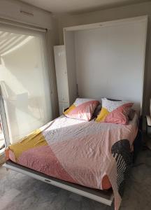 Katil atau katil-katil dalam bilik di Superbe appartement plage SAINT-LAURENT DU VAR