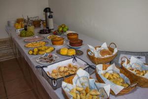 une table contenant de nombreux types de denrées alimentaires différents dans l'établissement Pouso da Soraya, à Rio de Contas