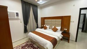 a bedroom with a large bed in a room at الرؤية للشقق المخدومة - إقتصادي - Alruwyah For Serviced Apartments - Economy in Najran +35 photos