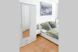 Postel nebo postele na pokoji v ubytování Zentral, ruhig, 4Personen, Balkon, Waschmaschine + 5 fotografií