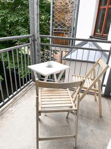 einen Tisch und einen Stuhl auf dem Balkon in der Unterkunft Zentral, ruhig, 4Personen, Balkon, Waschmaschine in Chemnitz