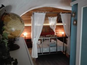 1 dormitorio con 1 cama con cortinas en una habitación en La Casa del Comandante, en Sulzano