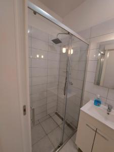 um chuveiro com uma porta de vidro na casa de banho em Studio apartments Ana & Mia em Vis