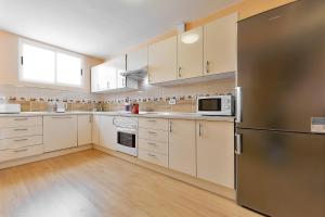 A kitchen or kitchenette at YELLOW 3 bedroom large apartment for 10 guests