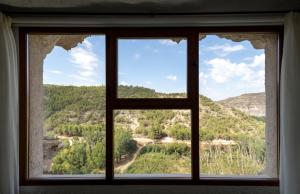 uma janela com vista para uma montanha em Casa túnel Nido de Águilas em Alcalá del Júcar