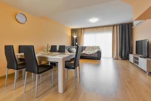 TV a/nebo společenská místnost v ubytování YELLOW 3 bedroom large apartment for 10 guests