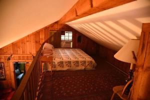 เตียงในห้องที่ Fox Trot Cabin