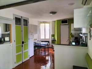 Køkken eller tekøkken på STUDIO CLIMATISE avec MEZZANINE au calme avec terrasse et parking idéalement situé pour tout faire à pied !