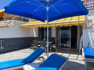 Ein Patio oder anderer Außenbereich in der Unterkunft Billy's Beachfront Apartment with pool access
