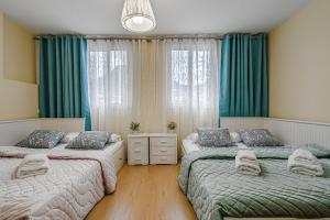 Postel nebo postele na pokoji v ubytování YELLOW 3 bedroom large apartment for 10 guests + 31 fotografií