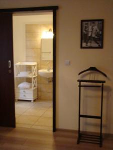 a bathroom with a sink and a mirror at Bobrowa Dolina in Ryn