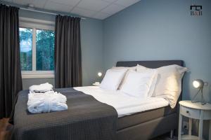 1 dormitorio con 1 cama grande con almohadas blancas en Thunor B&B en Skellefteå