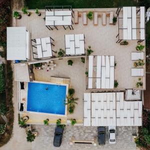 een uitzicht over een zwembad in een resort bij AM Palace in Ulcinj