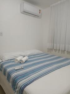 Una cama con dos toallas encima. en Casa alto padrão com piscina em Condomínio Fechado, en Barra de São Miguel