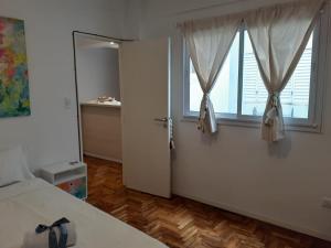 1 dormitorio con cama y ventana grande en Botanico 2 ambientes en Buenos Aires