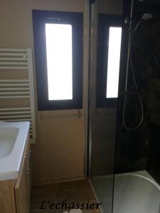 La salle de bains est pourvue d'une douche et d'un lavabo. dans l'établissement L'échassier, à Grandcamp-Maisy
