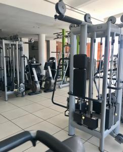 un gimnasio con varias filas de máquinas para correr en Loft Car Factory, en Varsovia