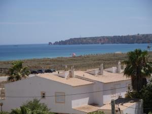 Imagem da galeria de Cozy Apartment With Sea View Over Meia Praia Lagos em Lagos