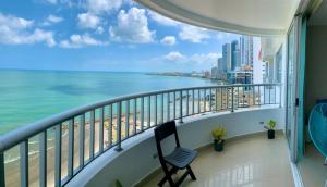 uma varanda com vista para a praia e para o oceano em Apartamentos Palmetto - Frente al Mar em Cartagena das Índias