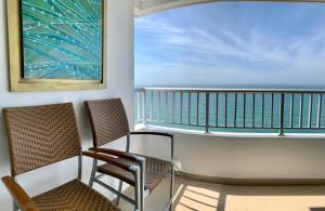 A balcony or terrace at Apartamentos Palmetto - Frente al Mar