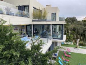 Bazén v ubytovaní Villa Sa Riera Begur vue mer panoramique et plage à pieds alebo v jeho blízkosti