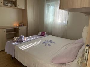 Una cama con dos bolsas sentadas encima. en Appartamento Cottage Lilla a 150 mt dal mare, en Borgo Sabotino