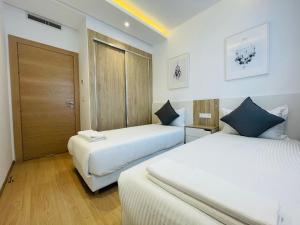 Zen Apartment in the center of Tangier في طنجة: غرفه فندقيه سريرين وباب