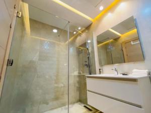 y baño con ducha y lavamanos. en Zen Apartment in the center of Tangier, en Tánger