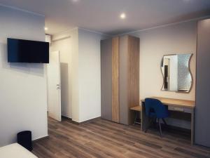 a hotel room with a desk and a mirror at Lumarooms B&B in Reggio di Calabria