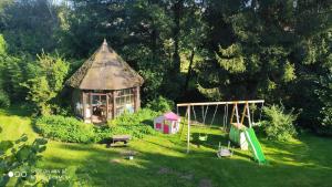 einen kleinen Pavillon im Hof mit Spielplatz in der Unterkunft Petit coin de Paradis in Fontaine-lès-Luxeuil