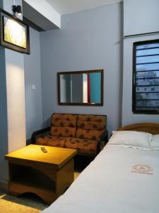 Un pat sau paturi într-o cameră la Hotel Hoque Tower International