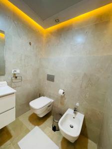 丹吉爾的住宿－Zen Apartment in the center of Tangier，浴室配有白色卫生间和盥洗盆。