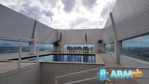 a swimming pool on the roof of a building at Apartamento The garden in Manhattan home service in Caruaru